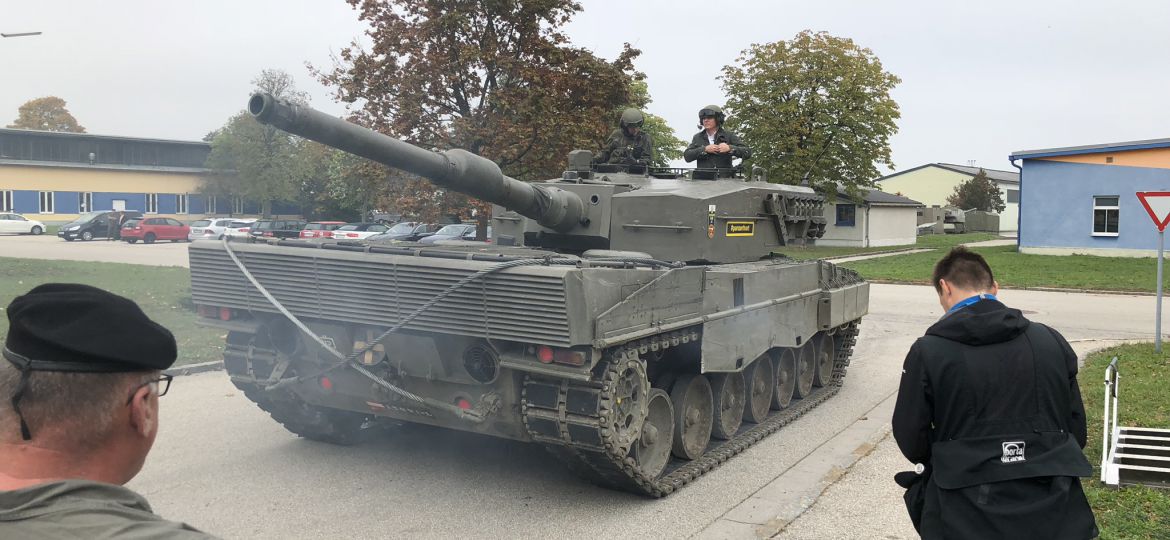 ein Panzer fährt auf einer Straße