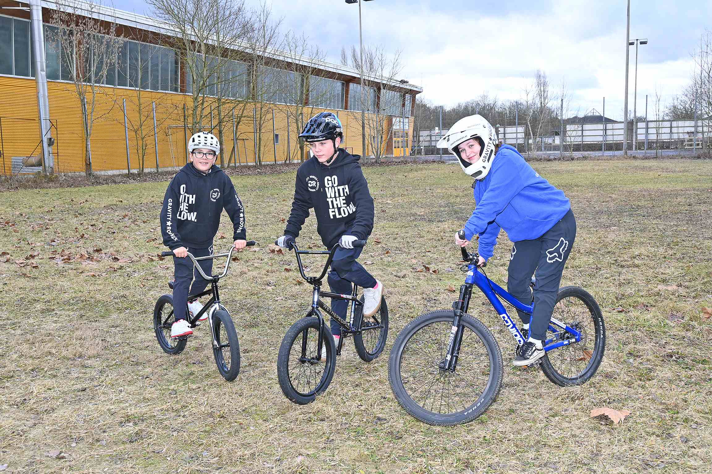 zwei Jungen und ein Mädchen auf ihrem Fahrrad