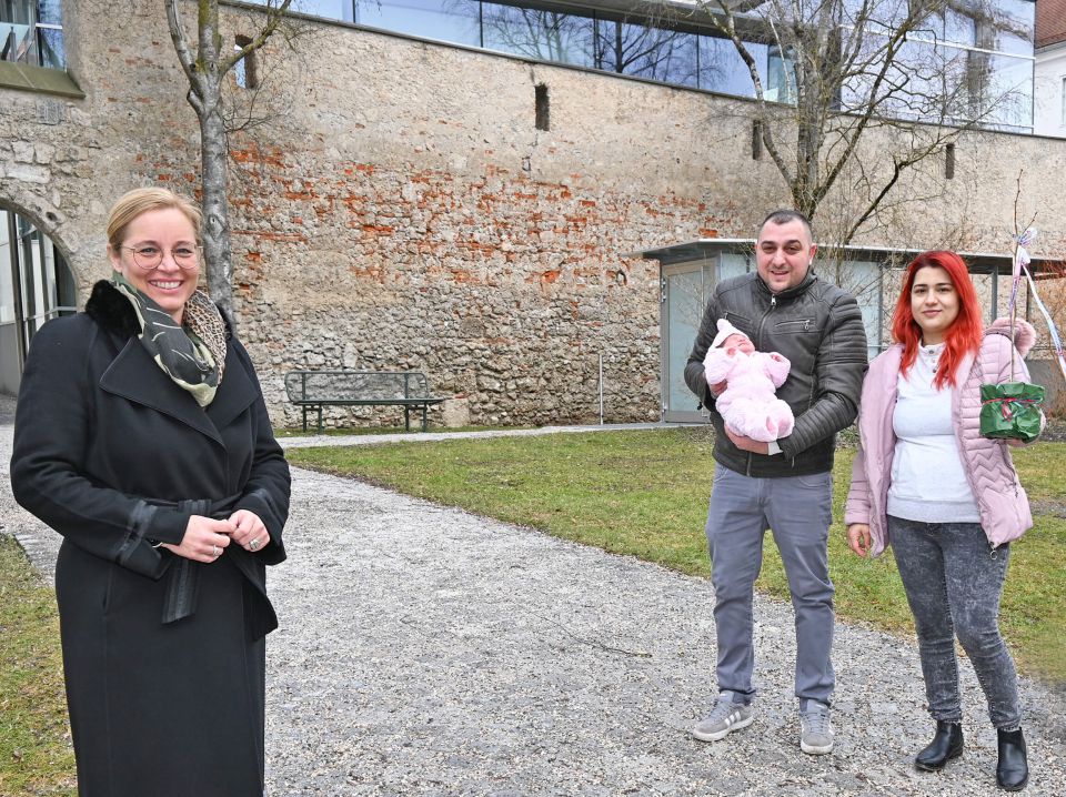Frau Vizebürgermeister freut sich mit Familie Präburean über Töchterchen Natalia Elena und hat ein Bäumchen übergeben