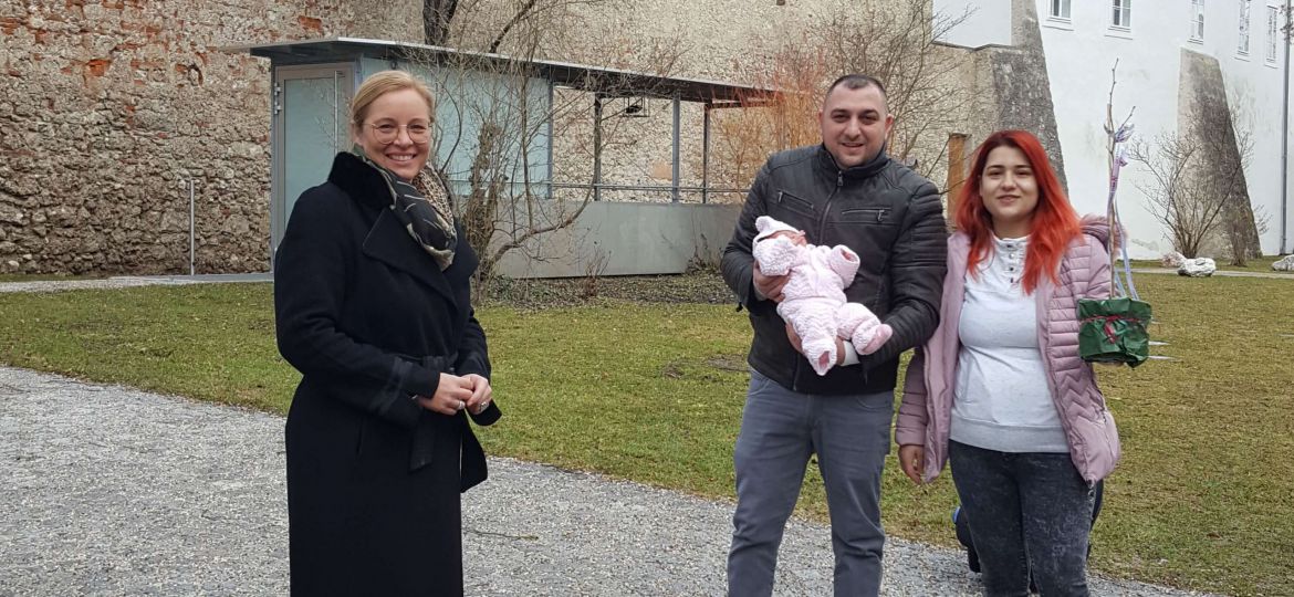 Frau Vizebürgermeister freut sich mit Familie Präburean über Töchterchen Natalia Elena und hat ein Bäumchen übergeben