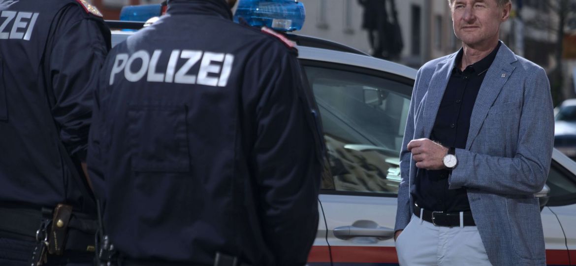 Vizebürgermeister Gerhard Kroiß im Gespräch mit Polizisten