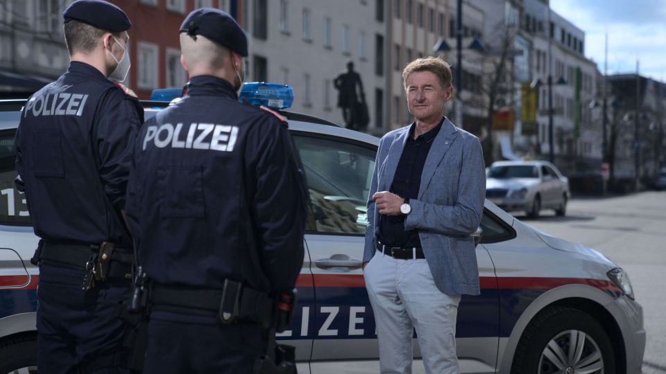 Vizebürgermeister Gerhard Kroiß im Gespräch mit Polizisten