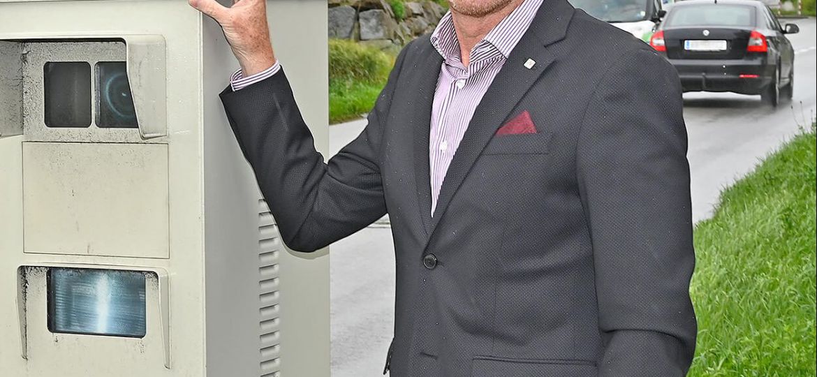 Herr Vizebürgermeister Gerhard Kroiß steht bei einem Radarkasten