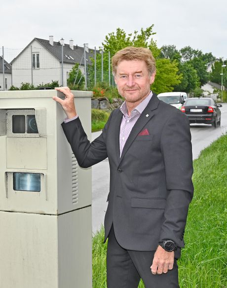 Herr Vizebürgermeister Gerhard Kroiß steht bei einem Radarkasten