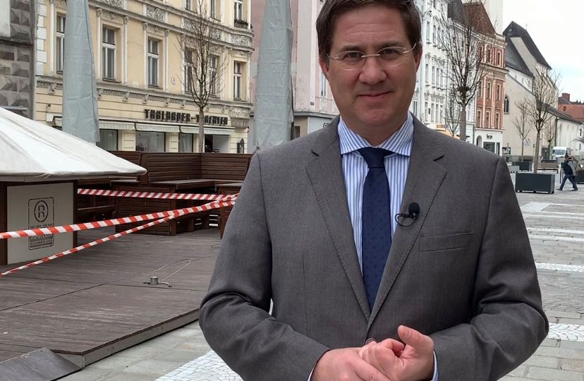 Dr. Andreas Rabl steht am Stadtplatz in Wels.