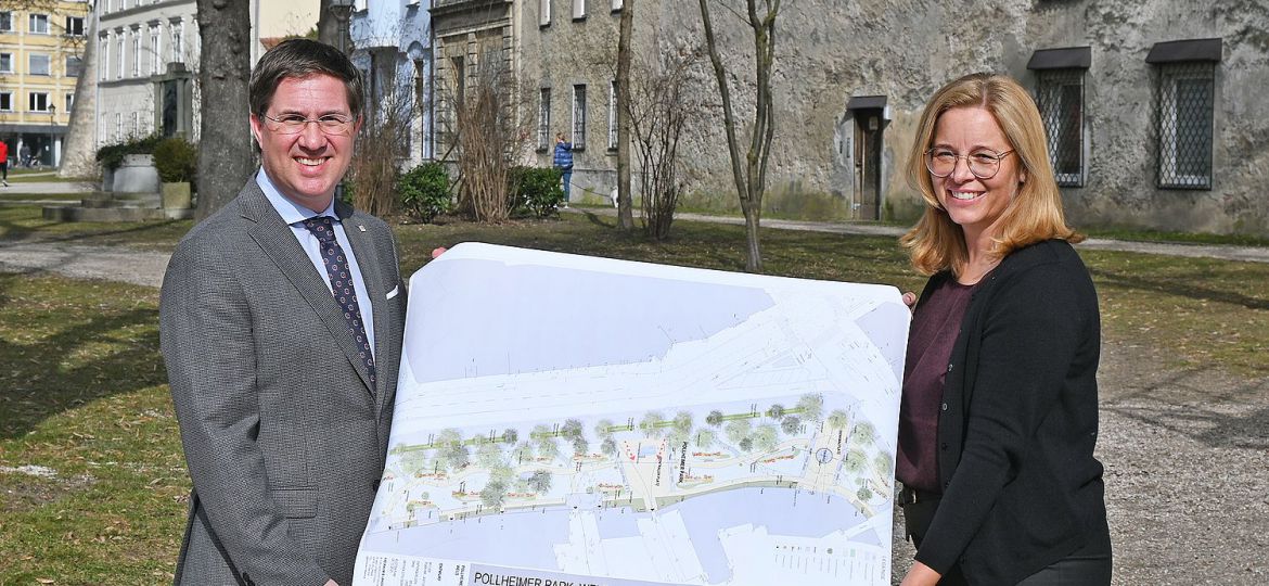 Bürgermeister Dr. Andreas Rabl und Vizebürgermeisterin Christa Raggl-Mühlberger stehen im Pollheimerpark und halten einen Übersichtsplan der Neugestaltung