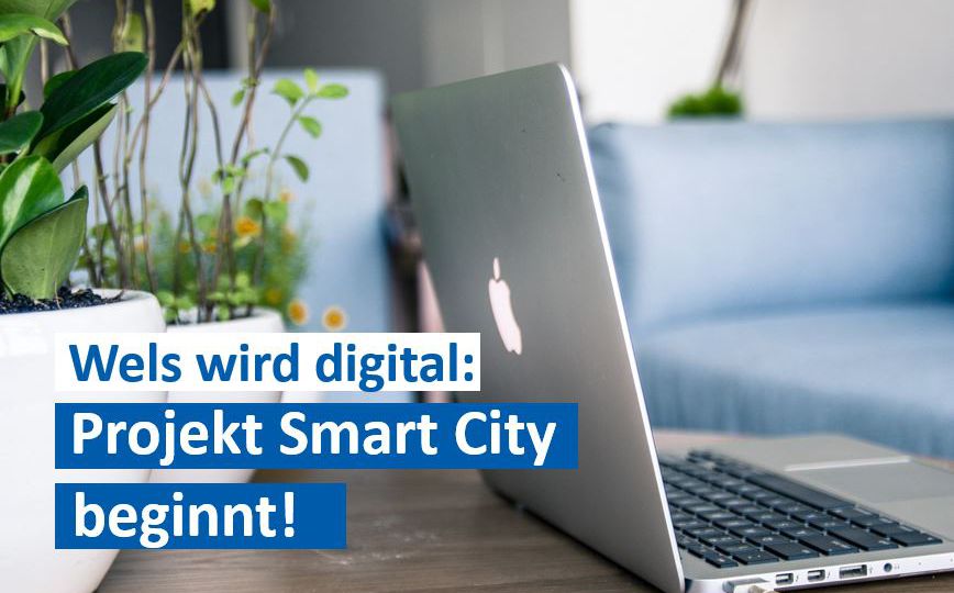 Laptop und Handy liegen auf einem Tisch