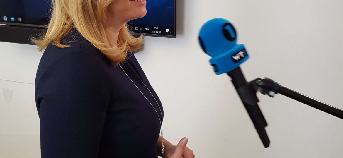 Frau Vizebürgermeister Raggl-Mühlberger gibt ein Interview