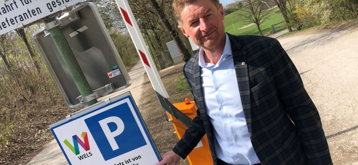 sicherheitsreferenz Vzbgm. Gerhard Kroiß vor dem Schranken und dem Hinweisschild in der Freizeitanlage