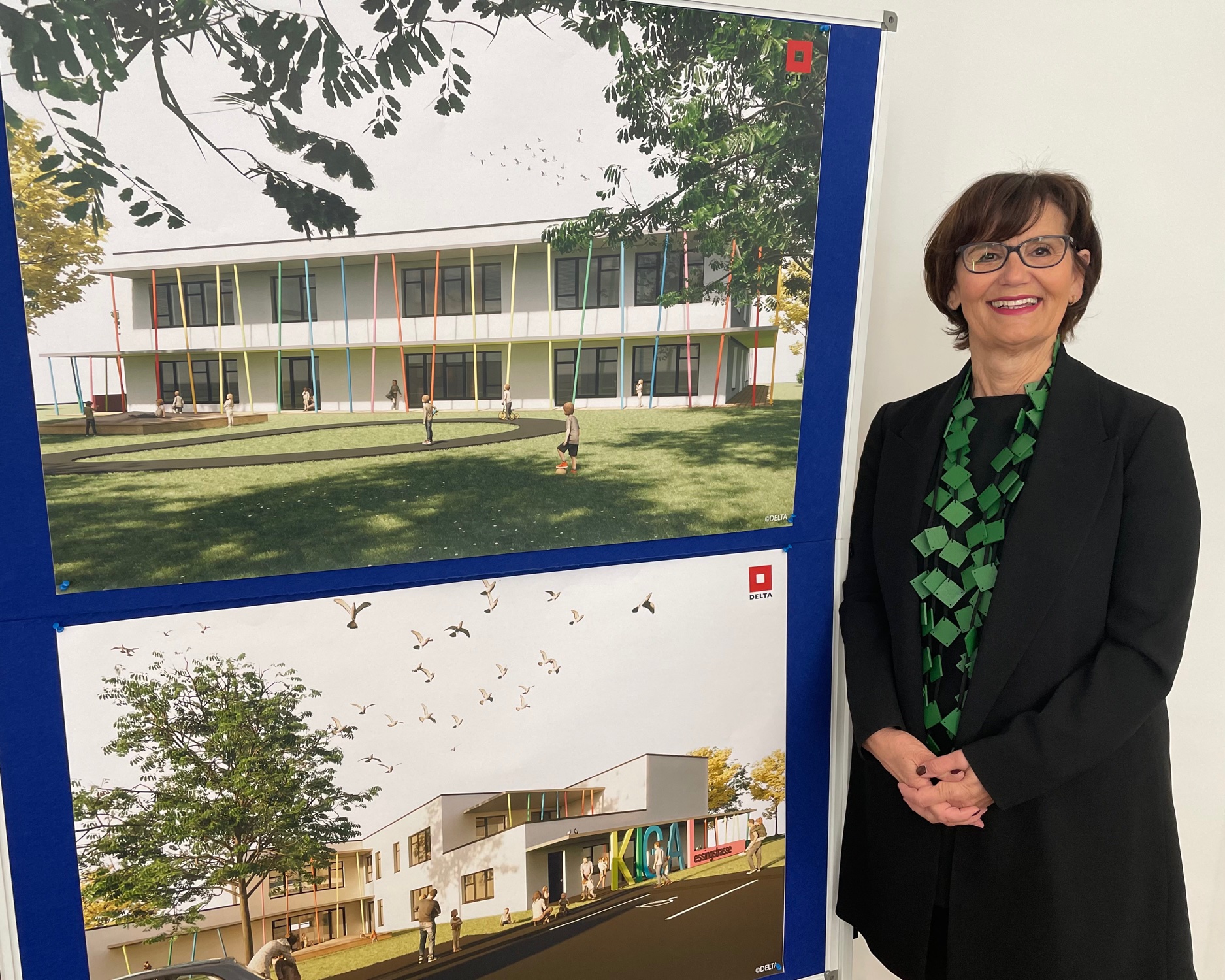 Frau Stadträtin Josseck-Herdt mit den visualisierten Fotos