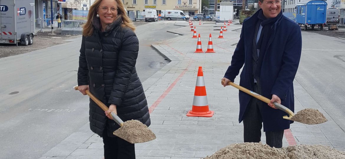 Bürgermeister Dr. Andreas Rabl und Vizebürgermeisterin Christa Raggl-Mühlberger beim Spatenstich am Kaiser-Josef-Platz
