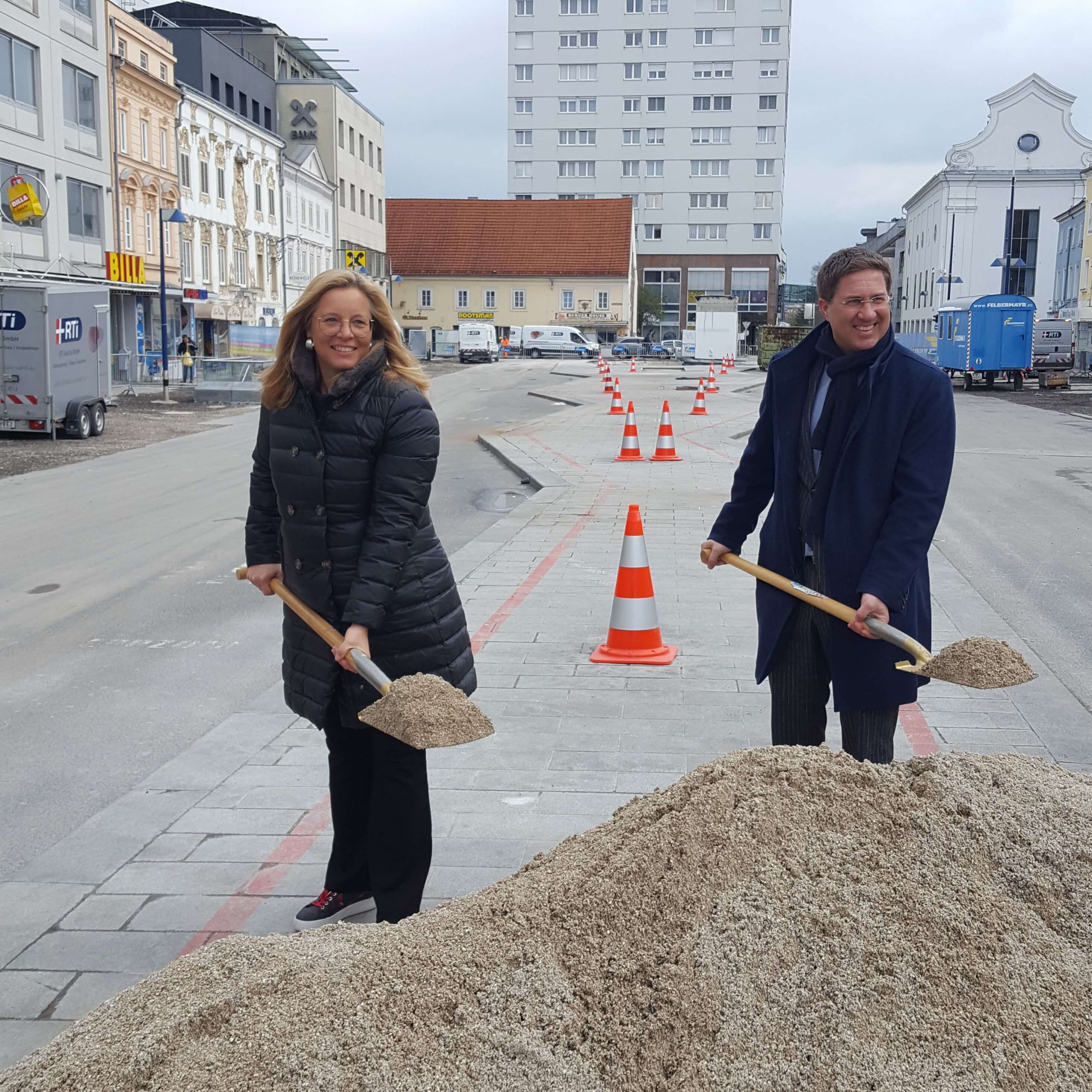 Bürgermeister Dr. Andreas Rabl und Vizebürgermeisterin Christa Raggl-Mühlberger beim Spatenstich am Kaiser-Josef-Platz