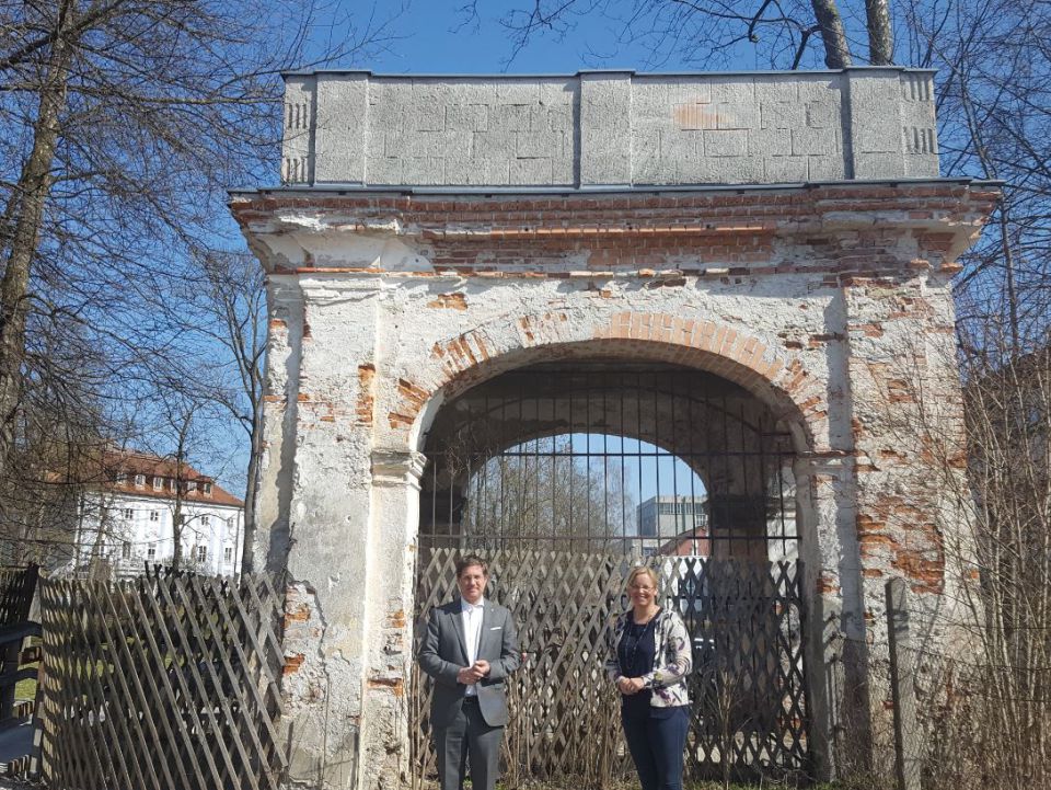 Bürgermeister Dr. andreas Rabl und Vizebürgermeisterin Christa Raggl-Mühlberger stehen vor dem renovierungsbedürftigen Torbogen im Westen des Schlossparks Lichtenegg