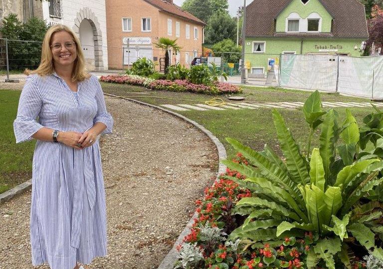 Frau Vizebürgermeister Raggl-Mühlberger steht im Pollheimerpark