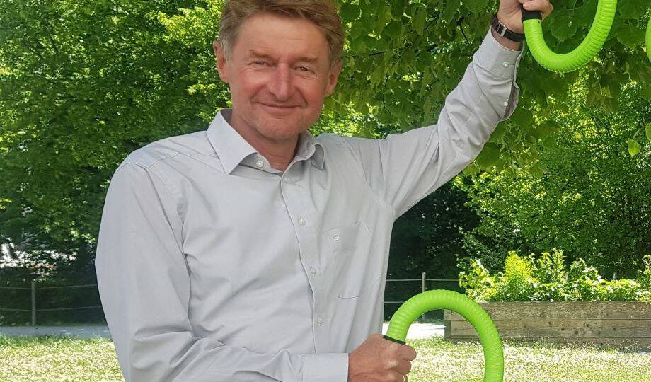 Gerhard Kroiß mit zwei Gewichtern für Sport im Außenbereich