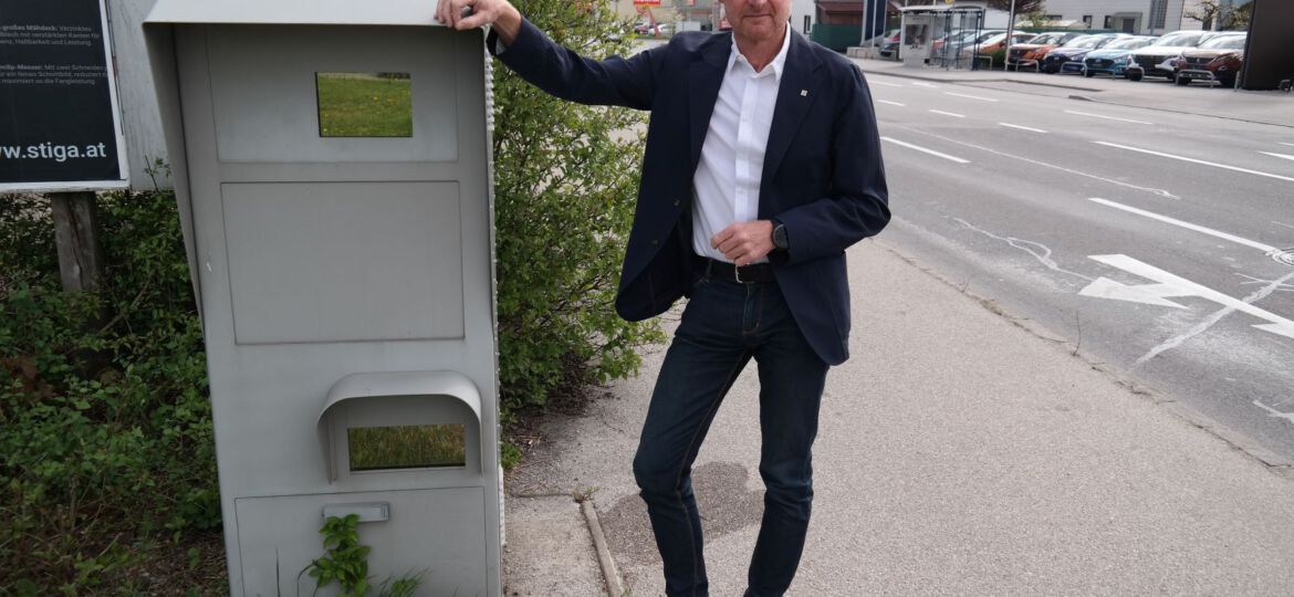 Vzbgm. Gerhard Kroiß neben einem Radar auf der Salzburgerstraße in Wels