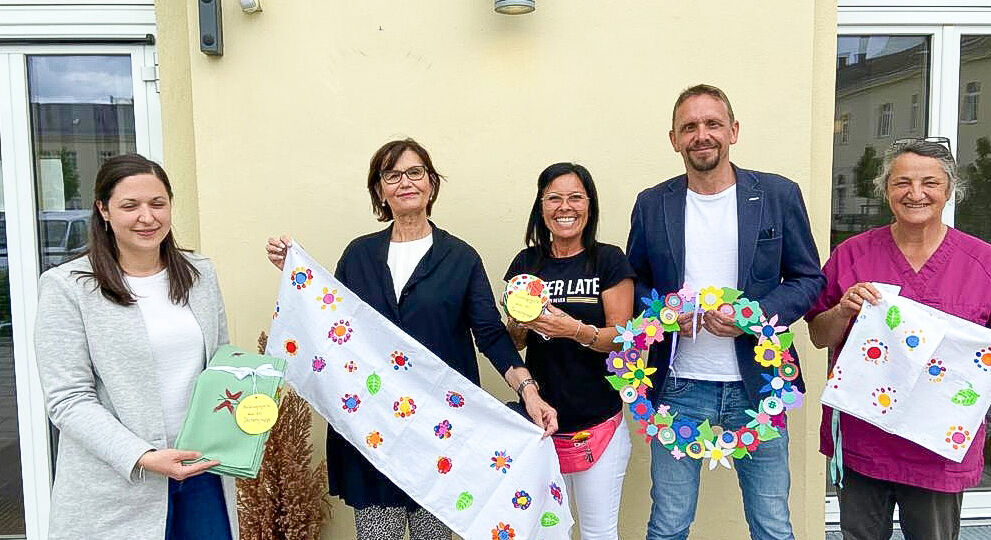 Stadträtin Josseck-Herdt mit Elemtarpädagogin Frau Christine Mairbäurl, Obmann des Kindergartens, Ingo Spindler, und den beiden Pflegerinnen Marion Pöll und Rita Reder zeigen die selbst-gebastelten Geschenke der Kinder her.