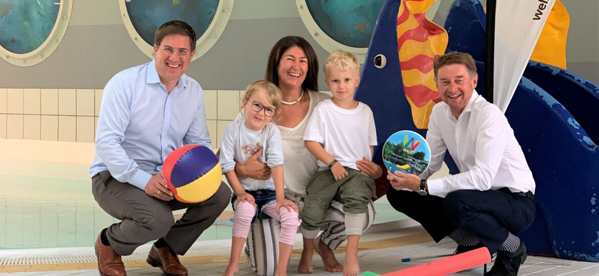 Bürgermeister Dr. Andreas Rabl und Sportreferent Vzbgm. Gerhard Kroiß mit der Schwimmtrainerin und 2 Kindern vor dem Schwimmbecken im Welser Hallenbad