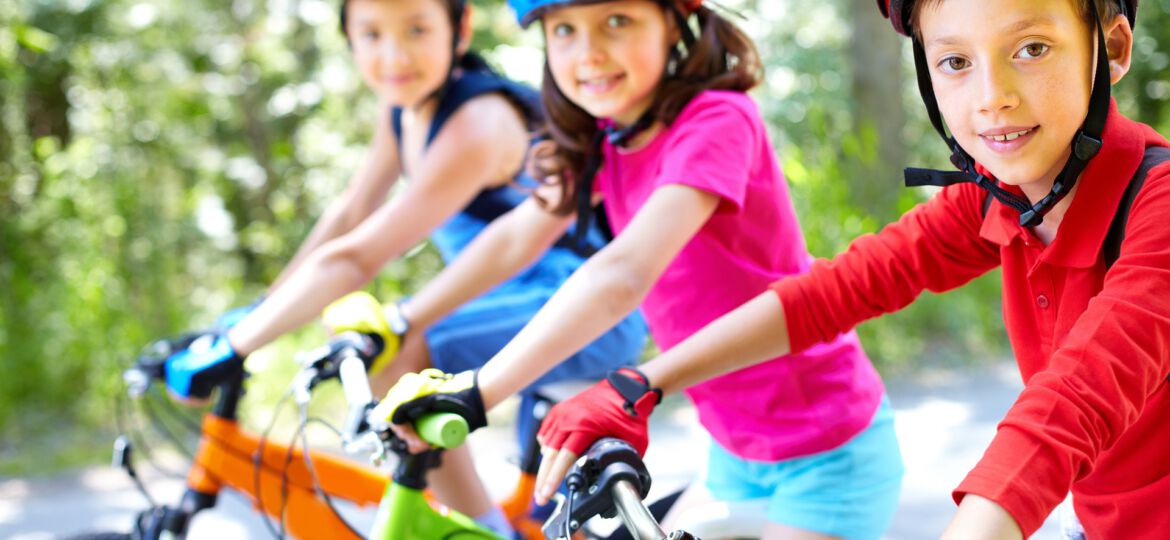 Kinder am Fahrrad