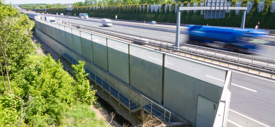 Noise protection wall on a highway