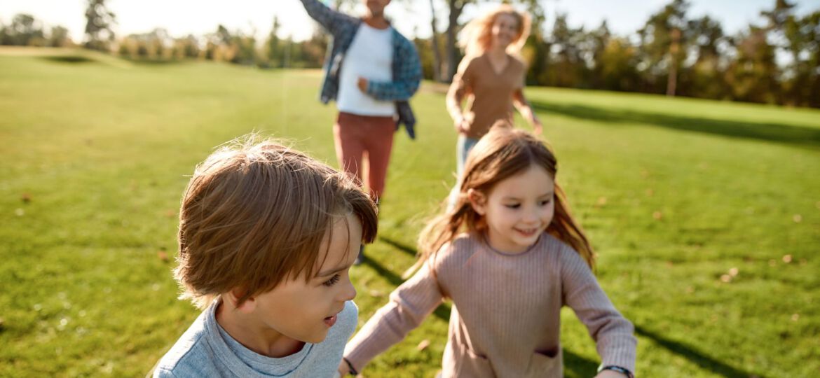 Kinder spielen am Spielplatz