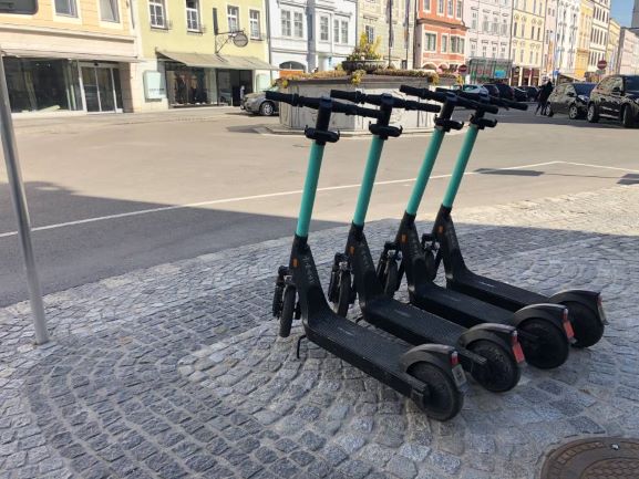 vier E-Scooter am Stadtplatz