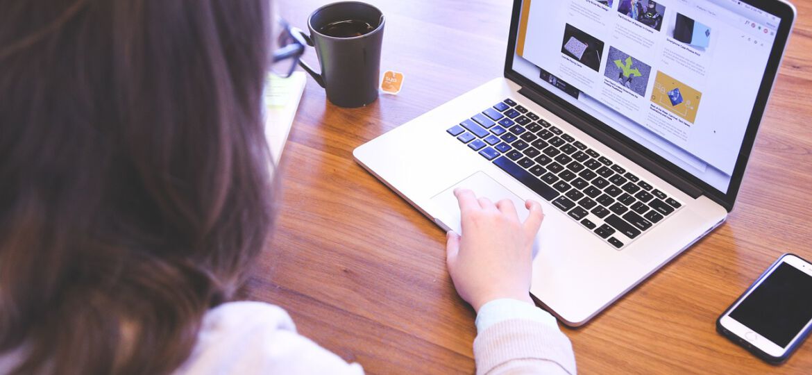 Frau surft mit dem Laptop im Internet