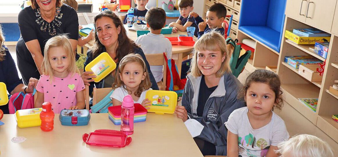 Generationenstadträtin Margarete Josseck-Herdt bei der Verteilung im neuen Kindergarten Negrellistraße