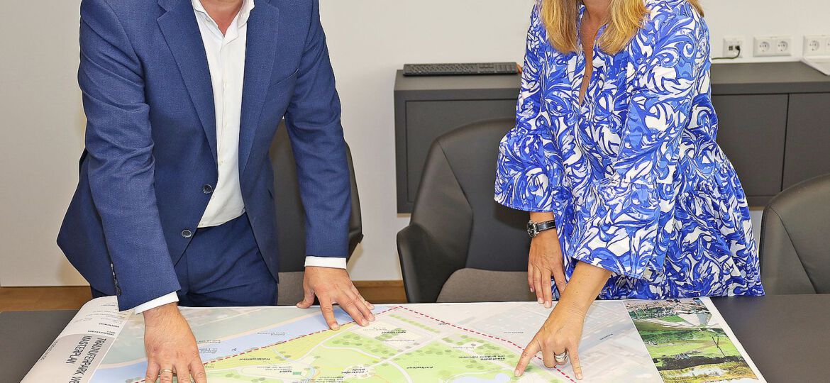 Bürgermeister Dr. Andreas Rabl und Vizebürgermeisterin Christa Raggl-Mühlberger stehen vor dem Plan des zukünftigen Central Parks