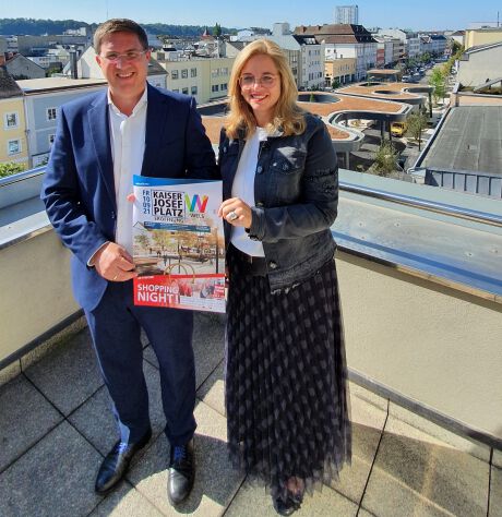 Herr Bürgermeister Dr. Andreas Rabl und Frau Vizebürgermeister Christa Raggl-Mühlberger stehen auf einer Terrasse oberhalb des Kaiser-Josef-Platz