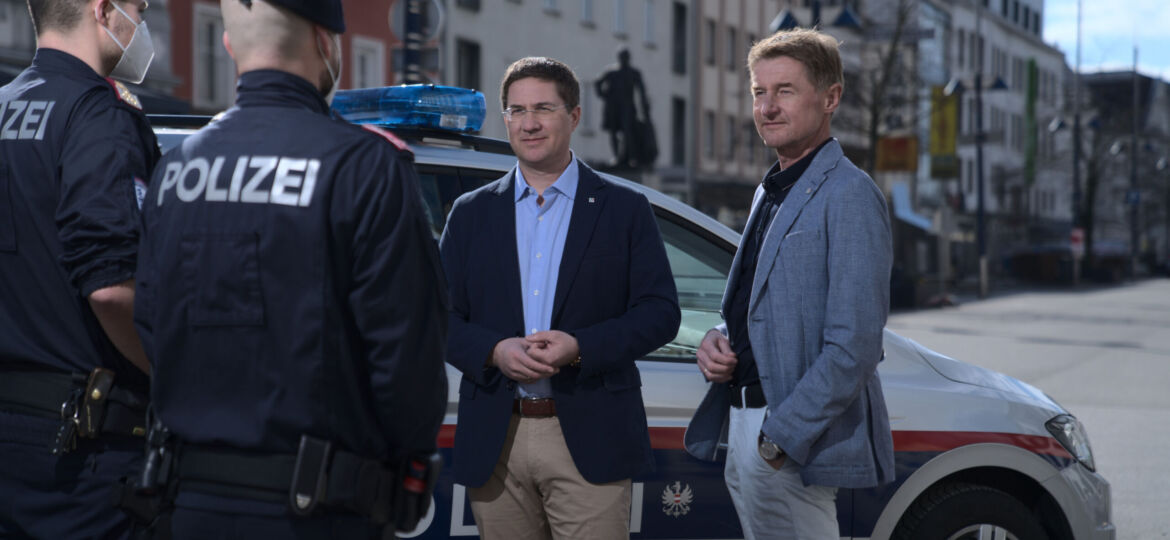 Bürgermeister Dr. Andreas Rabl und Vzbgm. Gerhard Kroiß im Gespräch mit 2 Polizisten auf dem Stadtplatz