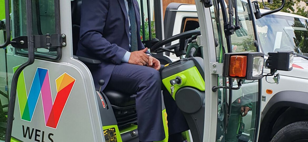 Dr. Rabl mit neuem Fahrzeug