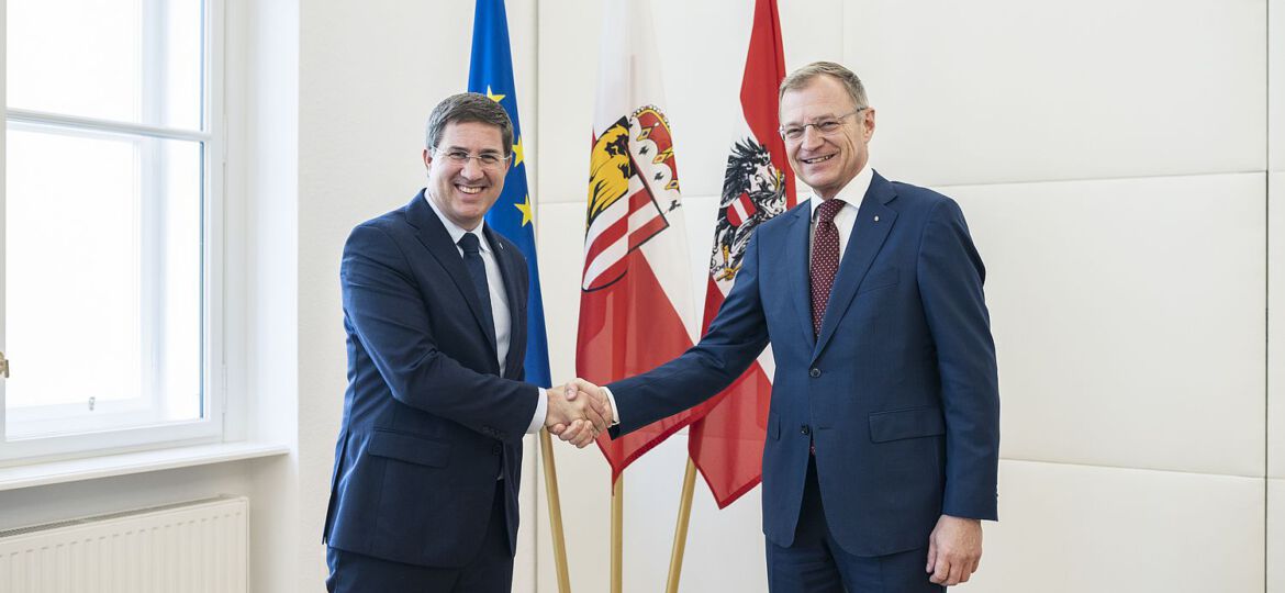 Bürgermeister Dr. Andreas Rabl schüttelt die Hand von Landeshauptmann Thomas Stelzer