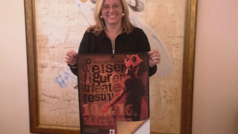 Vizebürgermeisterin Christa Raggl-Mühlberger mit Plakat des 30. Internationalen Welser Figurentheaterfestival