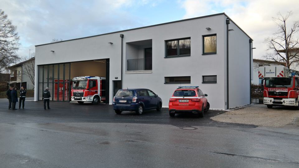 Das neue Gebäude der Feuerwache Pernau mit Fahrzeugen der Feuerwehr sind zu sehen.