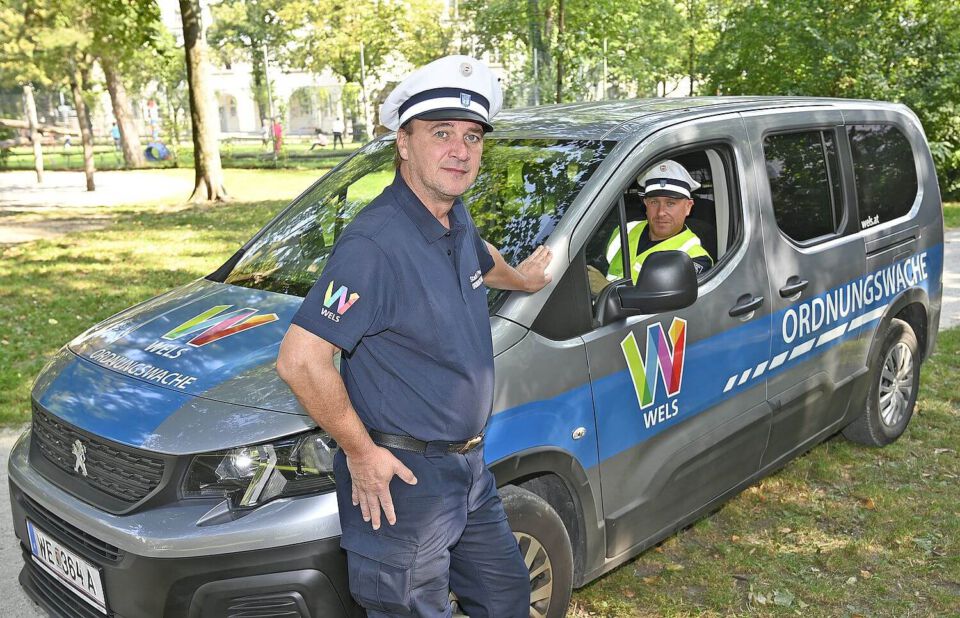 Auto der Ordnungswache mit zwei Mitarbeitern