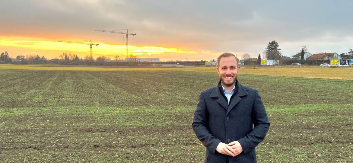 Stadtrat Ralph Schäfer, MSc. im Hintergrund die 