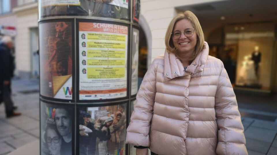 Vizebürgermeisterin Christa Raggl-Mühlberger vor der Litfasssäule in der Bäckergasse