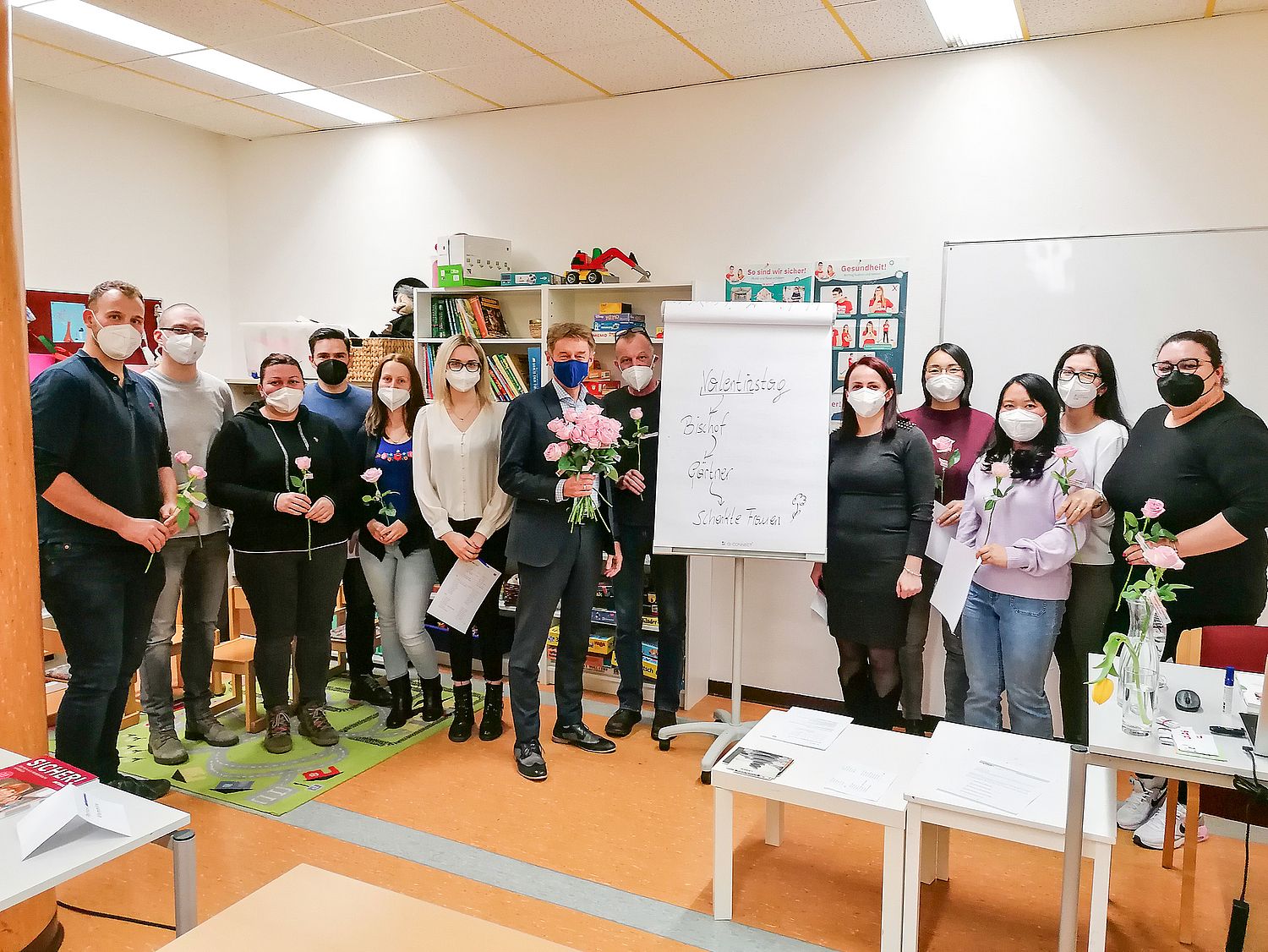 Vizebürgermeister Kroiß mit den Kursteilnehmern. Er hat an alle eine Valentinsrose verteilt