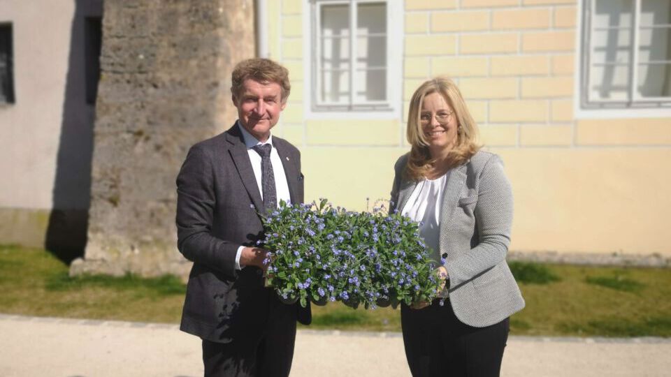 Vizebürgermeister Gerhard Kroiß und Vizebürgermeisterin Christa Raggl-Mühlberger bei der Bepflanzung des Pollheimerparks