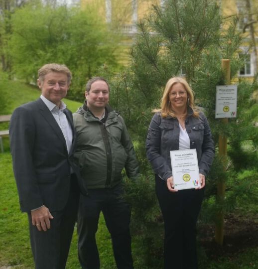 Vizebürgermeister Gerhard Kroiß, Vizebürgermeisterin Christa Raggl-Mühlberger und Mitarbeiter der Stadtgärtnerei sowie Delegierte der ISA
