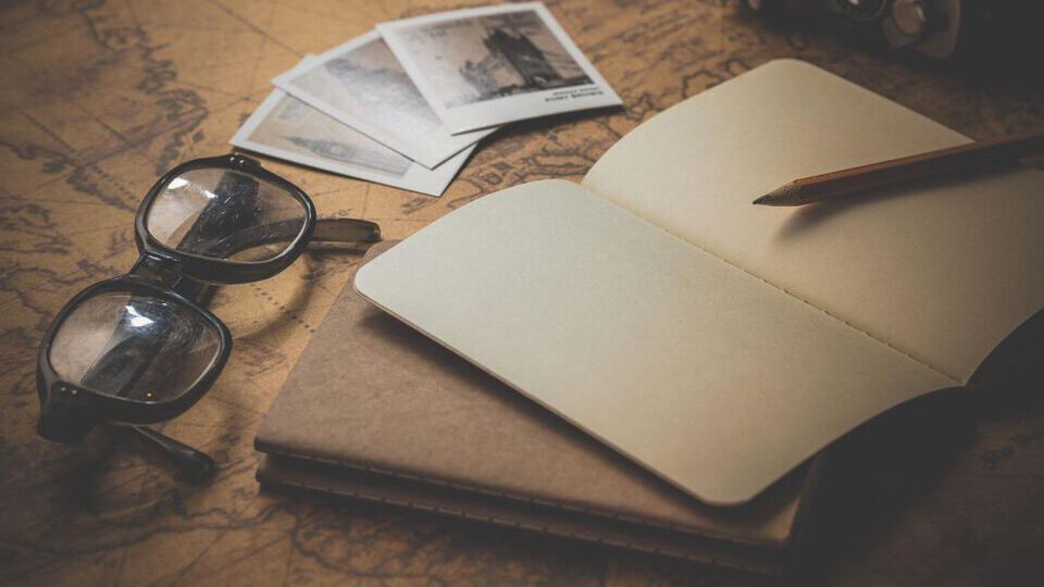 Symbolfoto Offener Notizblock mit Bleistift