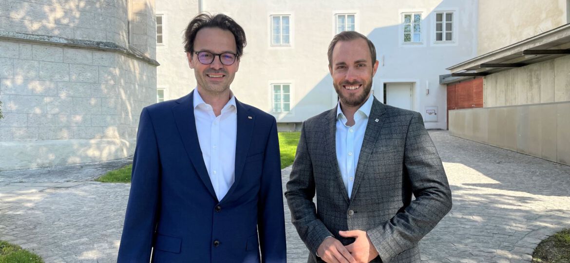 StR. Ralph Schäfer mit Herrn Dekan Dipl.-Ing. Dr. Michael Rabl, MBA (FH OÖ)
