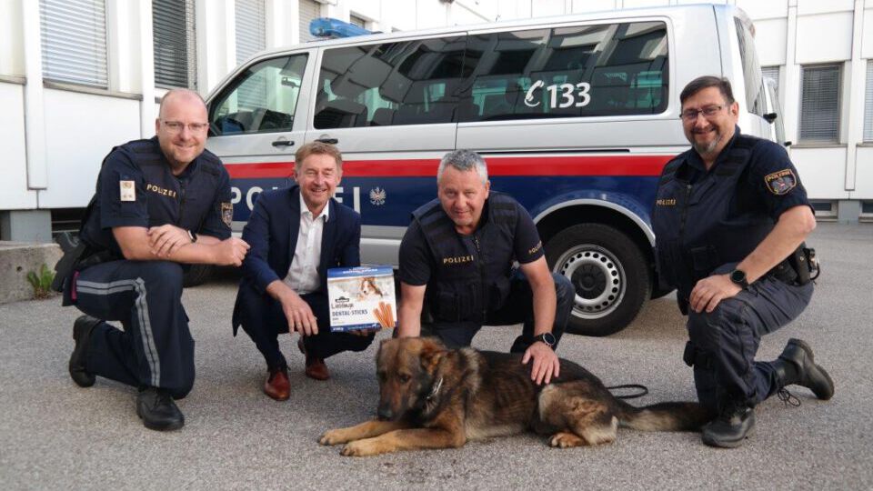 Vizebürgermeister Gerhard Kroiß mit 3 Beamten der Polizei Wels und einem Polizeihund