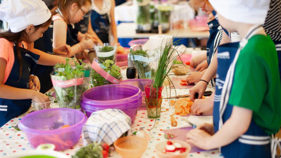 Gruppe Kinder beim Kochen