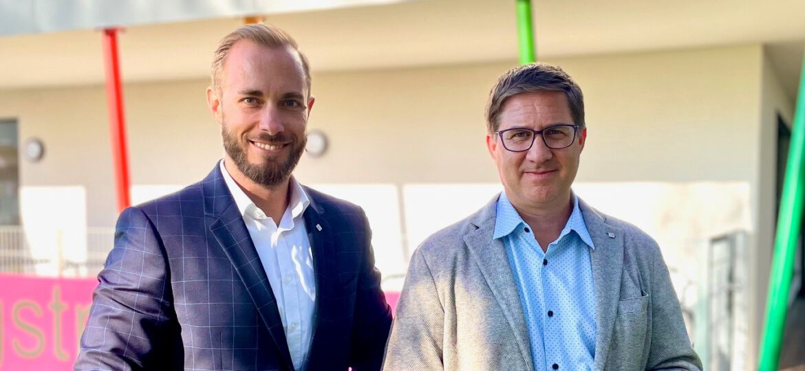 Bürgermeister Dr. Andreas Rabl mit Baureferent StR. Ralph Schäfer vor dem Kindergarten Lessingstraße