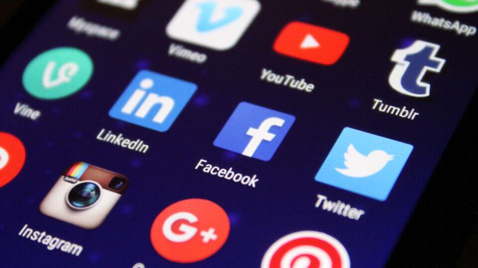Verschiedenste Apps wie Facebook, Instagram, Twitter etc. auf einem Handybildschirm