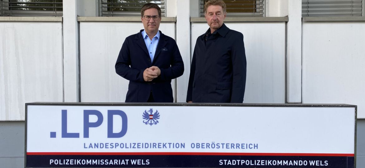 Bürgermeister Dr. Andreas Rabl und Vizebürgermeister Gerhard Kroiß vor dem Polizeigebäude in der Dragonerstraße