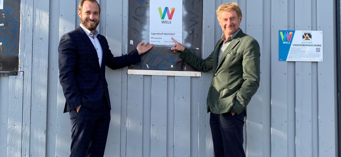 Vizebürgermeister Kroiß und Stadtrat Schäfer vor der Fassade des Jugendtreffs Neustadt