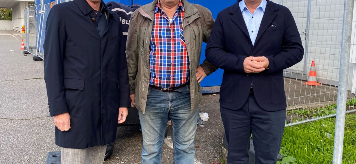 Bürgermeister Dr. Rabl und Vizebürgermeister Kroiß mit einem Bürger vor einem Container bei der Polizei